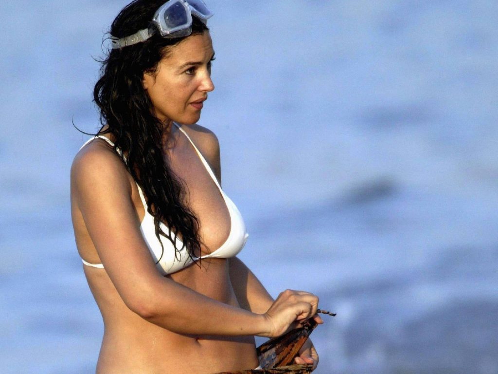 Monica Bellucci Neverseen First Photograps With Swimsuit