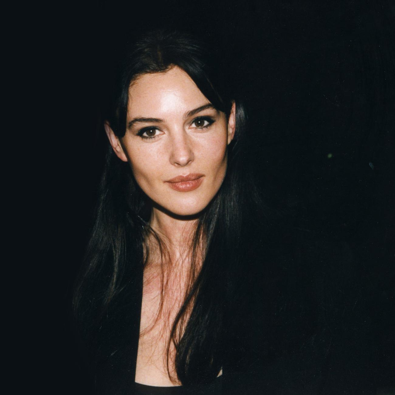Monica Bellucci lors d'une soirée, 1997.