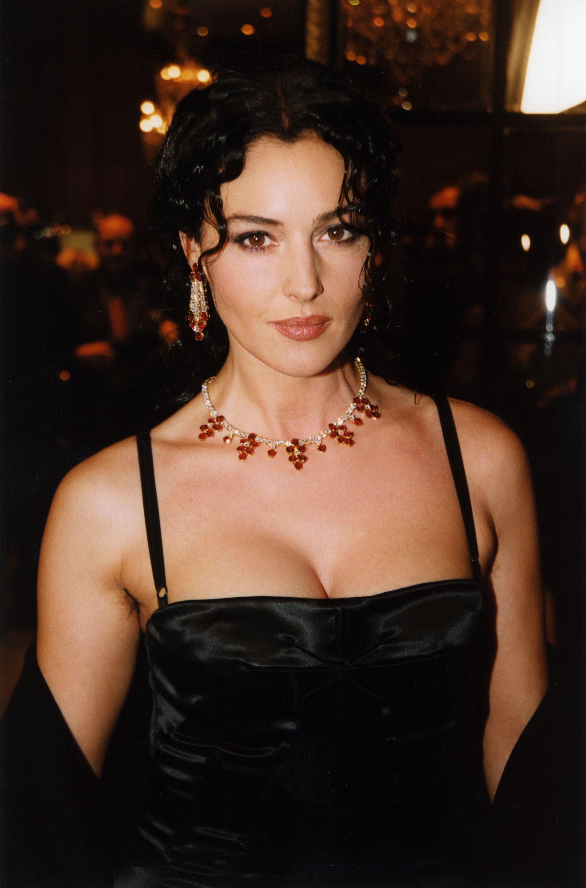 Monica Bellucci indossa una parure di rubini e diamanti alla celebrazione del centenario di Cartier a Parigi.