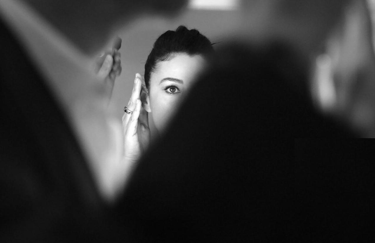 Primer plano durante una última revisión de maquillaje.