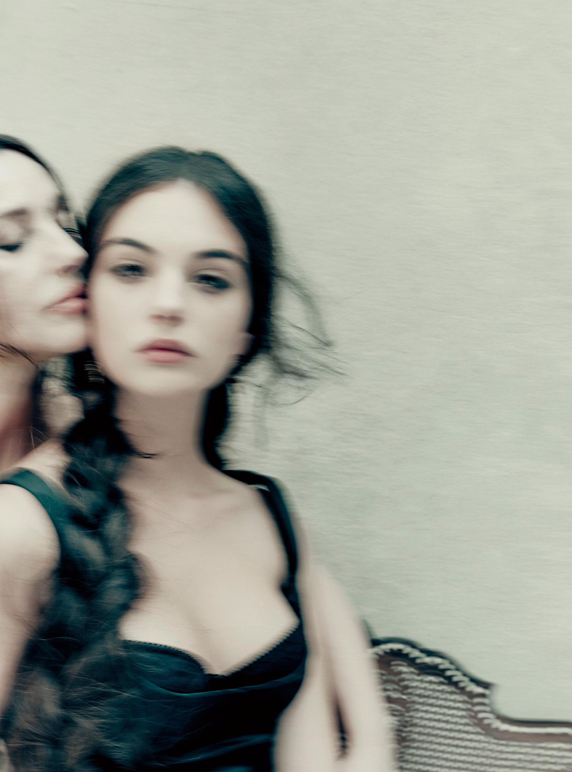 Paolo Roversi firma le immagini e racconta di aver provato, fotografando Deva, la stessa emozione vissuta con Natalia Vodianova e Kate Moss.