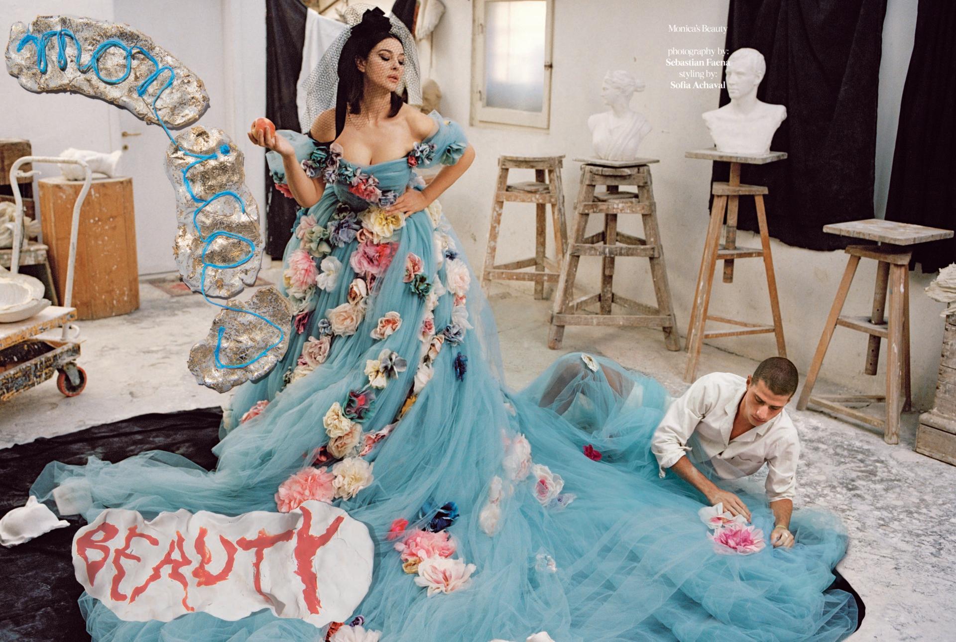 Dans le numéro de novembre de Vogue Italia, Monica Bellucci porte une création #DolceGabbana issue de l'événement Alta Moda organisé à Florence en septembre 2020.