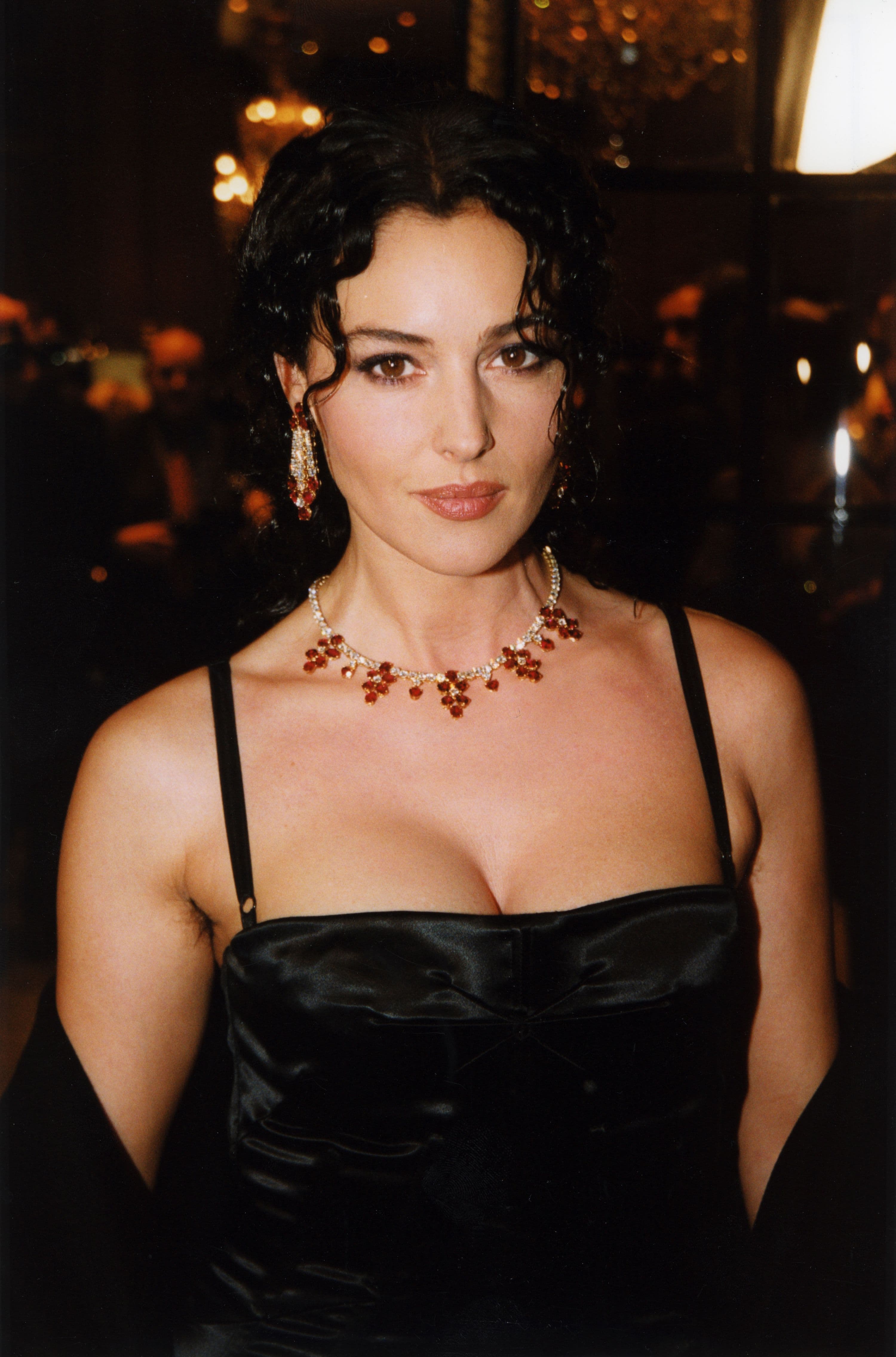 Monica Bellucci in November 1999, embodying the softly defined makeup and glossy hair of the era.
