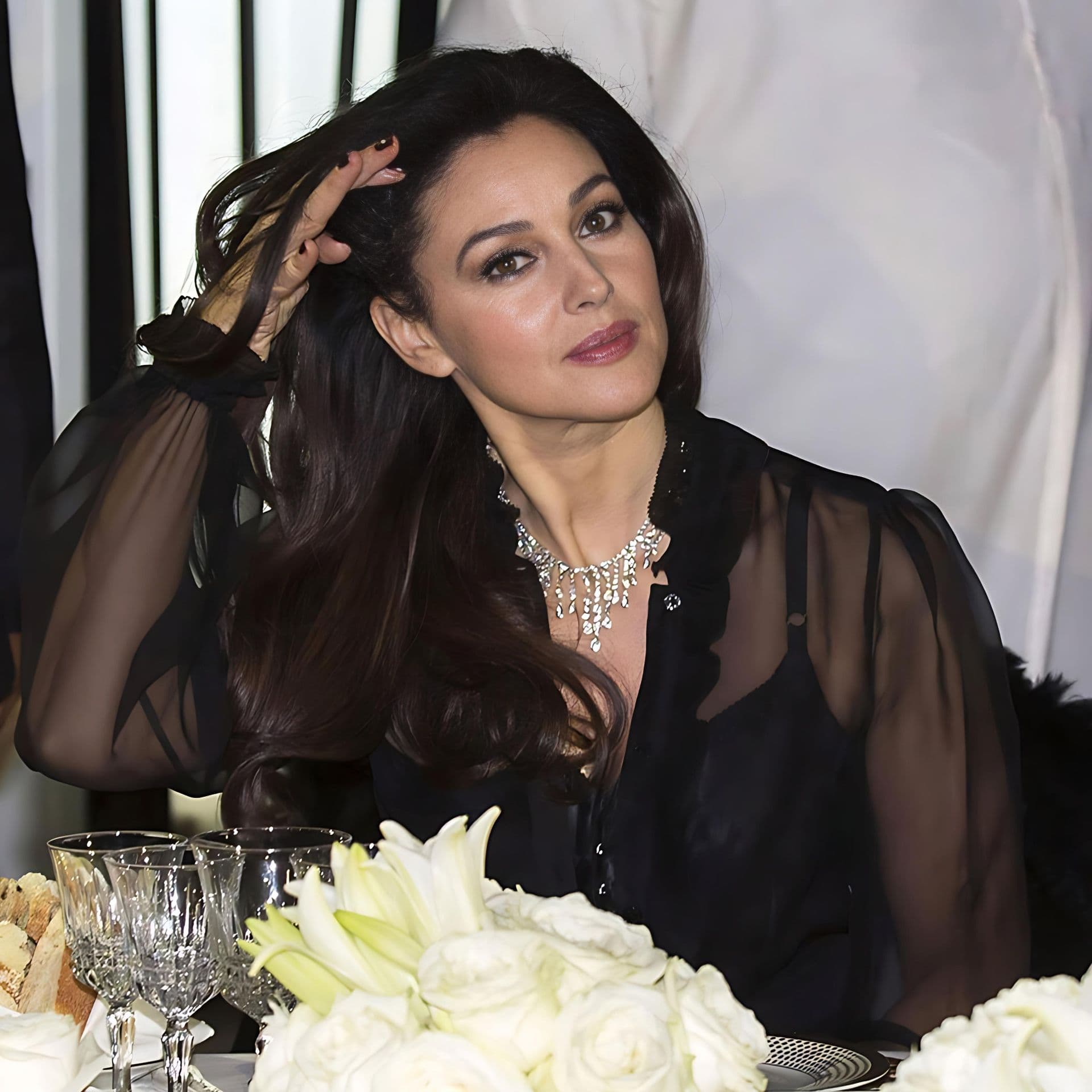 Monica Bellucci assiste à l'événement vêtue de noir et parée d'un collier remarquable.