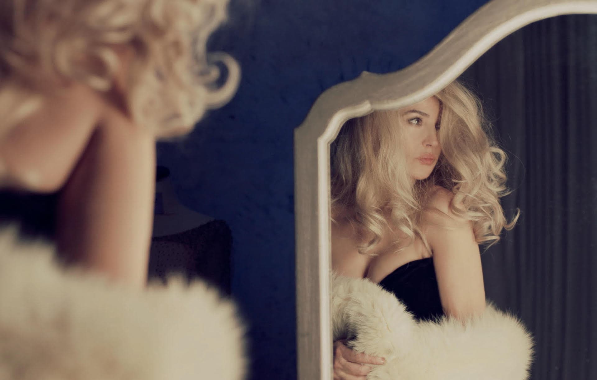 The story of an actress devoured by her own icon. Alternating archive footage of Anita Ekberg with the story of a contemporary star, Monica Bellucci retraces Anita's frailties and chooses, reflecting on what it feels like to be an icon.