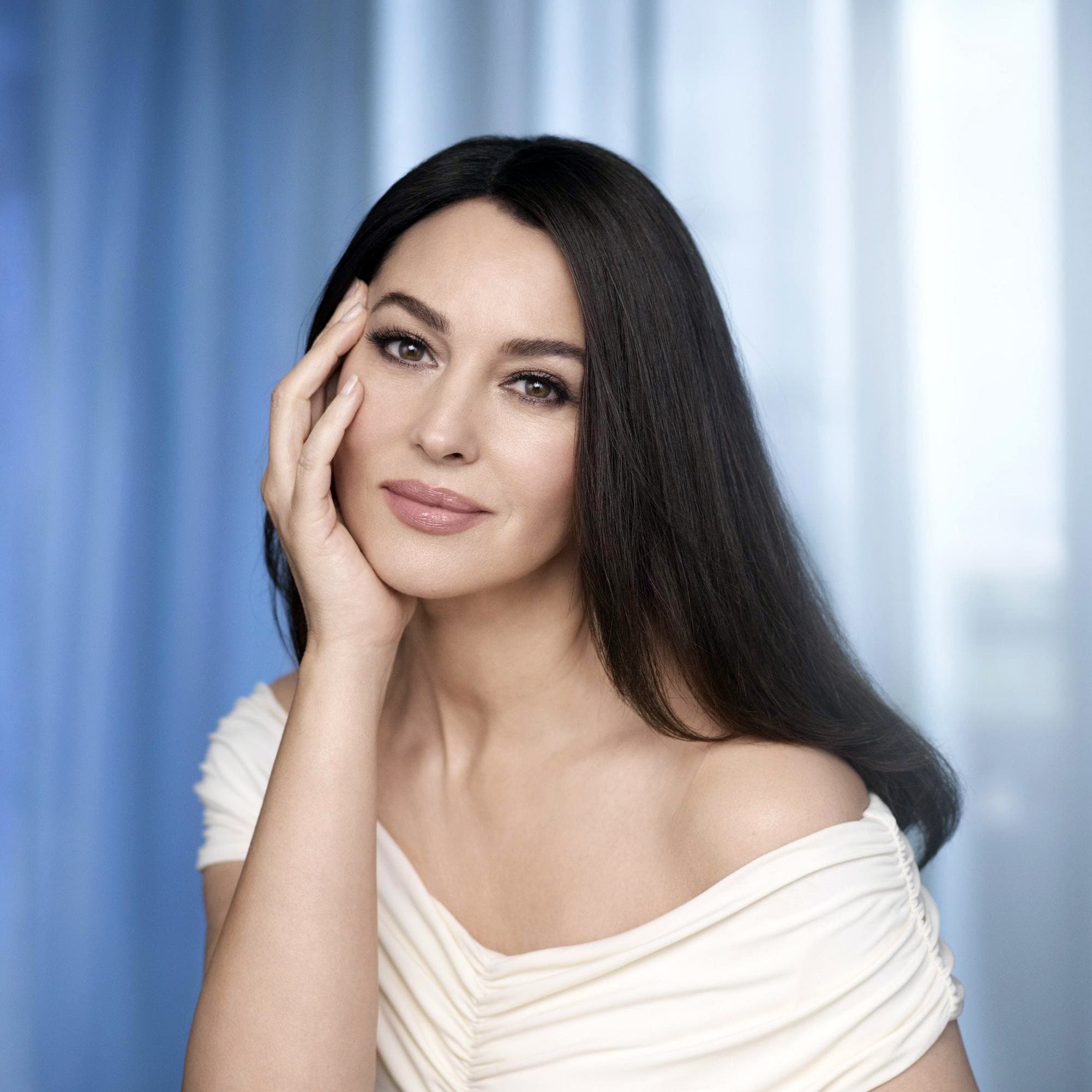 Wise, beautiful and at peace, in the middle of the journey of her life, Monica Bellucci, 53, has chosen a white snow suit to make her debut as a testimonial for the face skincare of Nivea, a cosmetic brand that takes its name from the Latin word of snow , “Nix, nivis”.