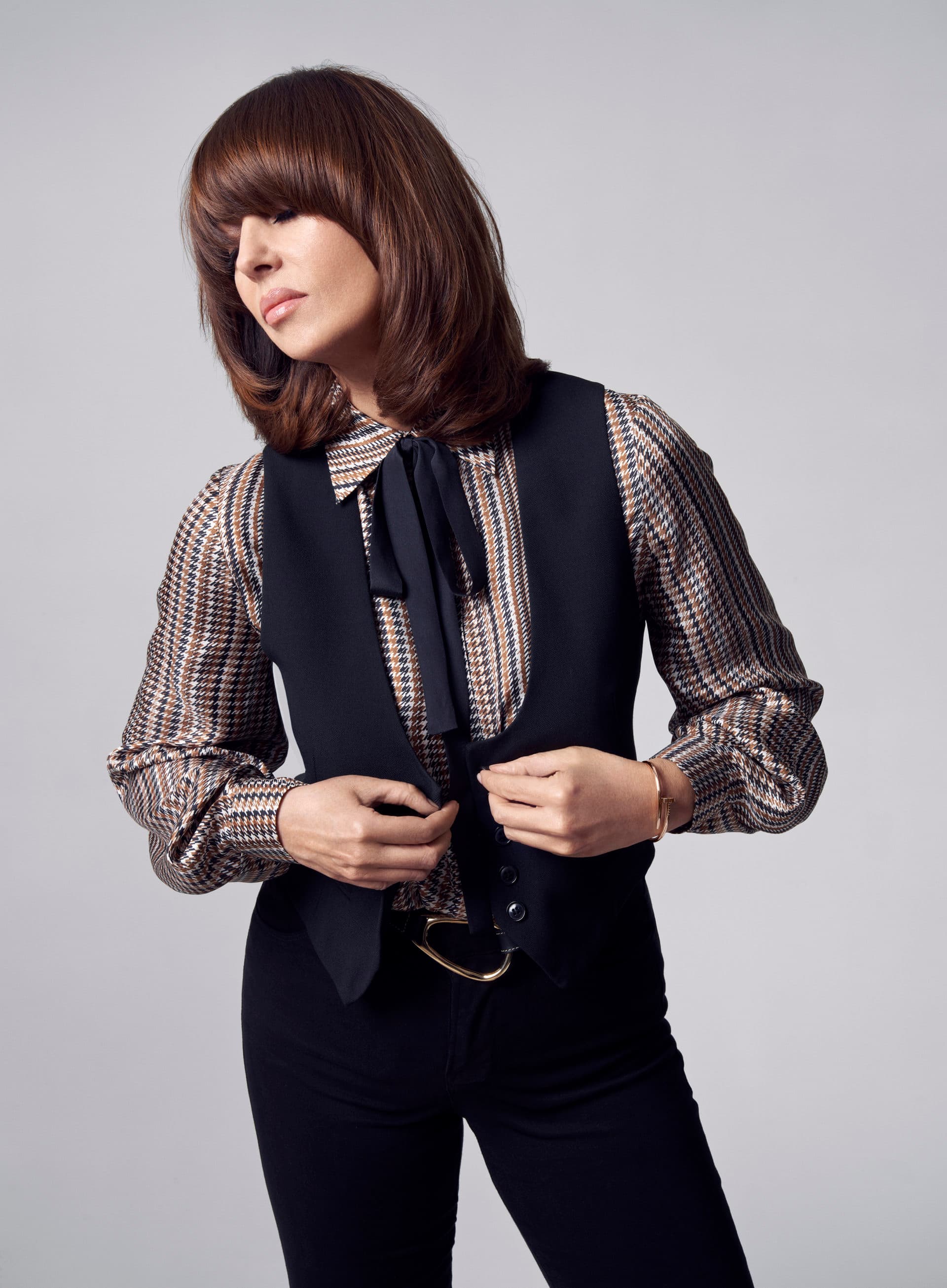 Monica surprises us with different haircuts: a short bob, a 70s-inspired soft wave cut and a ball cut with XXL bangs. Bravo John Nollet