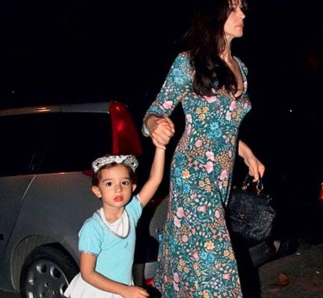She is the older daughter of couple, Vincent Cassel and Monica Bellucci.