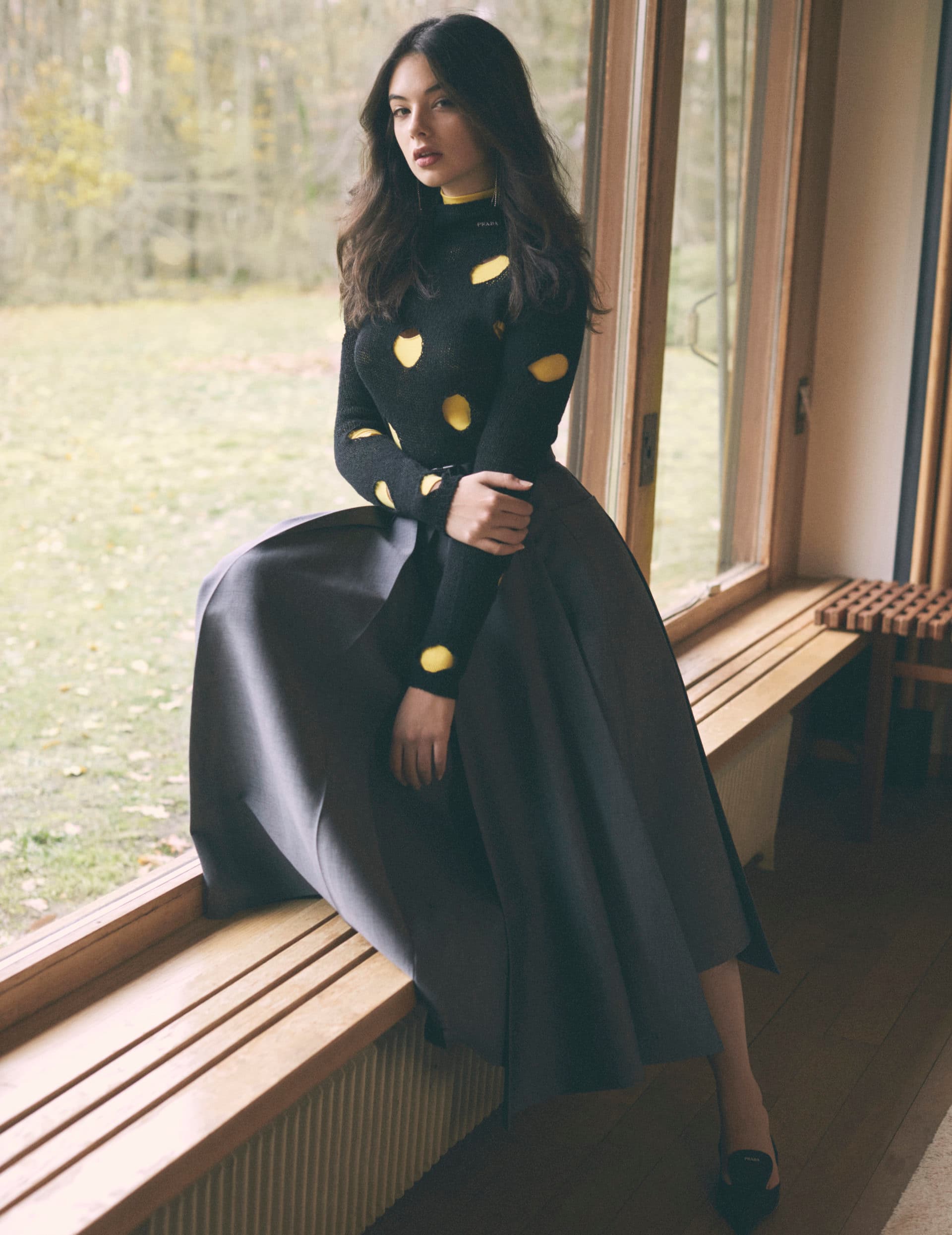 She is the older daughter of couple, Vincent Cassel and Monica Bellucci.