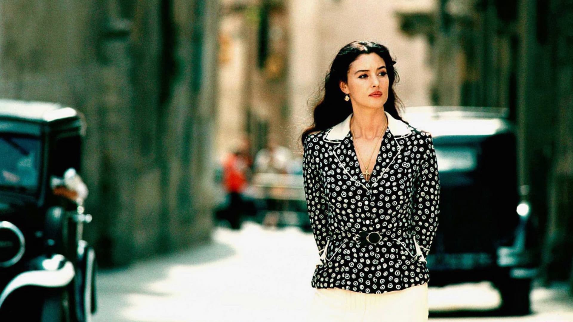 The most beautiful woman in town, Malèna, becomes the subject of increasingly malicious gossip among the lustful townsmen and their jealous wives.