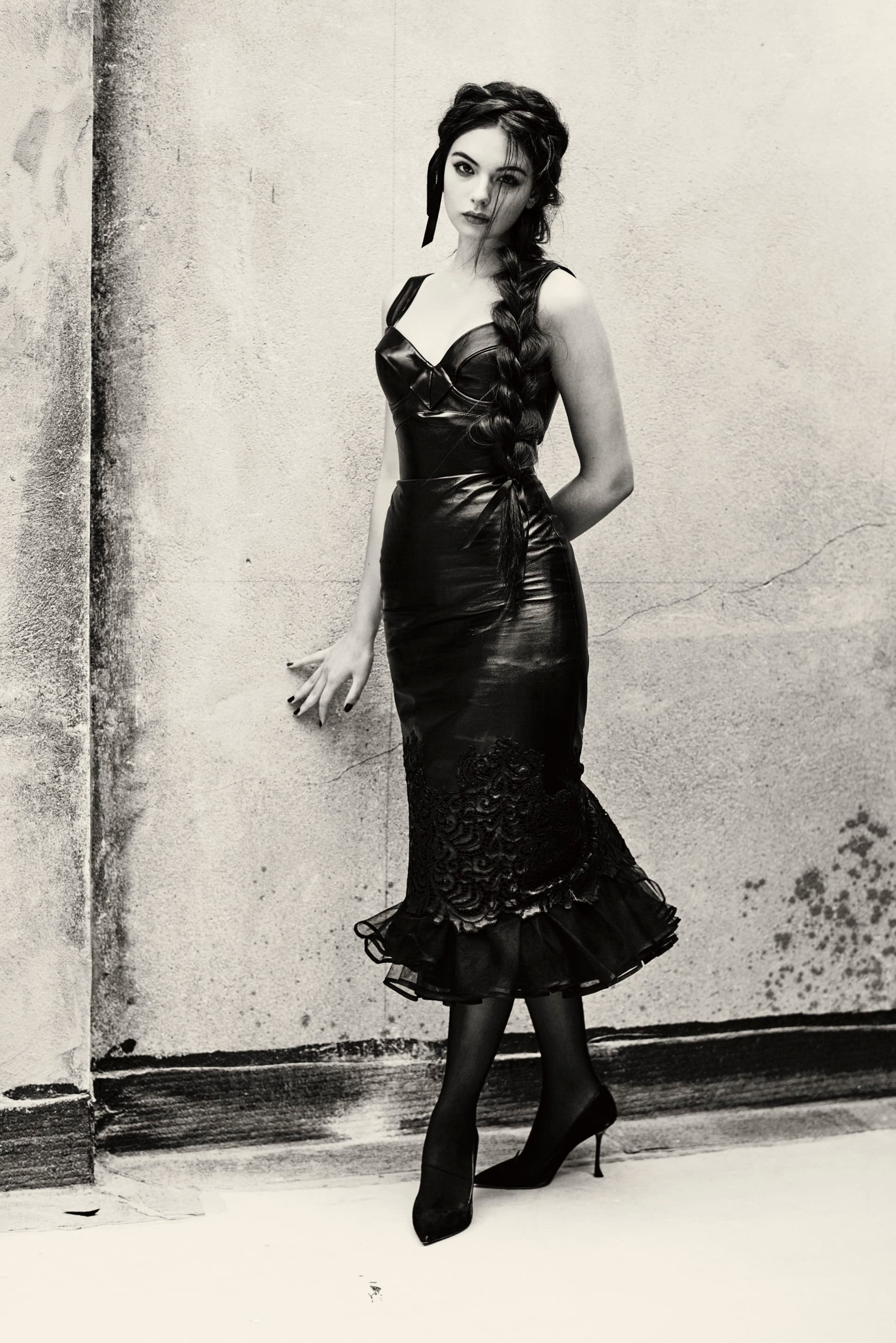 She is the older daughter of couple, Vincent Cassel and Monica Bellucci.