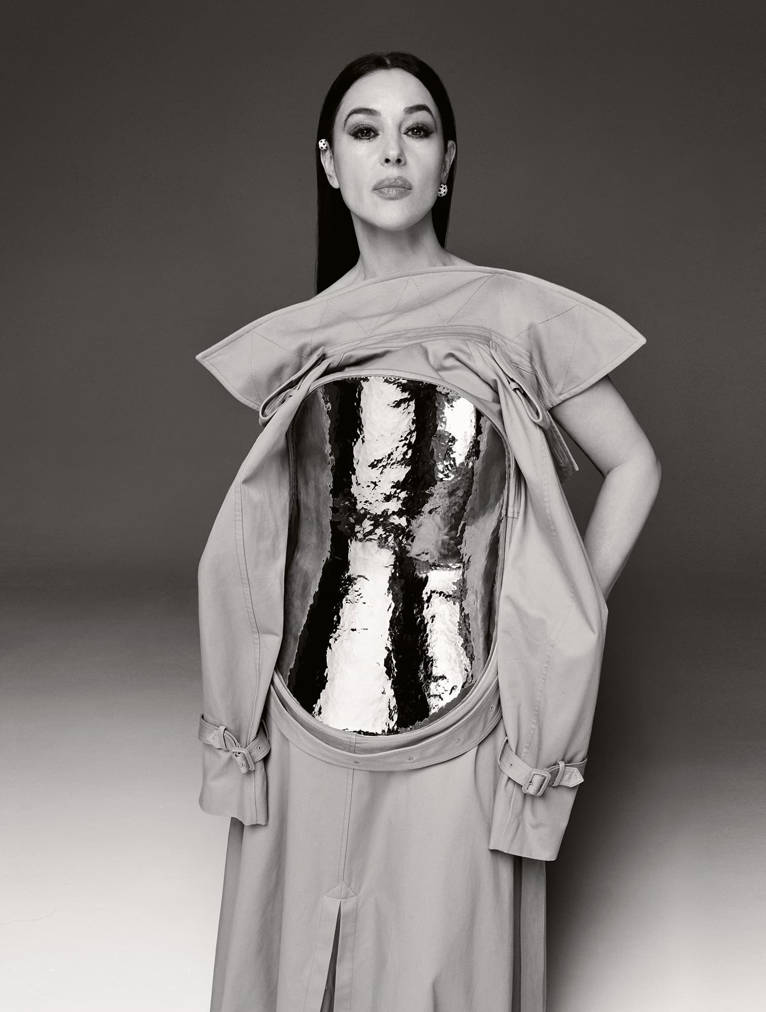 Monica Bellucci on the cover of Harper's Bazaar Russia 2022 — foto 2