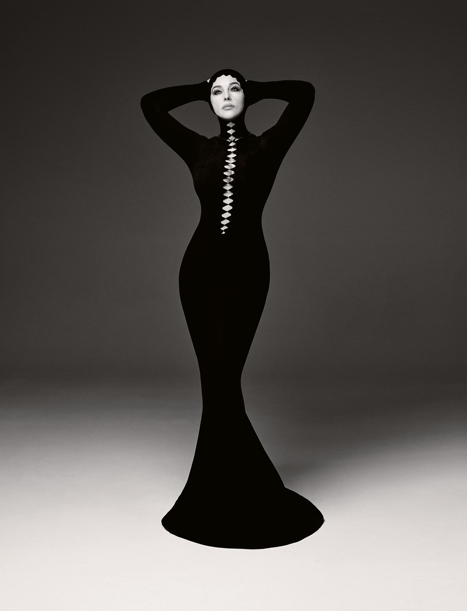 Monica Bellucci on the cover of Harper's Bazaar Russia 2022 — foto 4