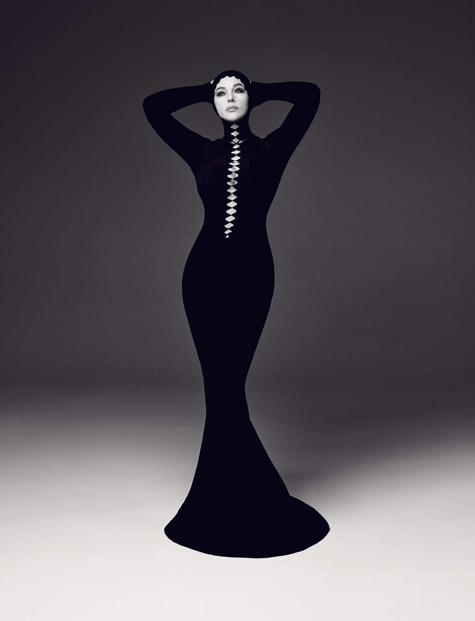 Monica Bellucci on the cover of Harper's Bazaar Russia 2022 — photo 4