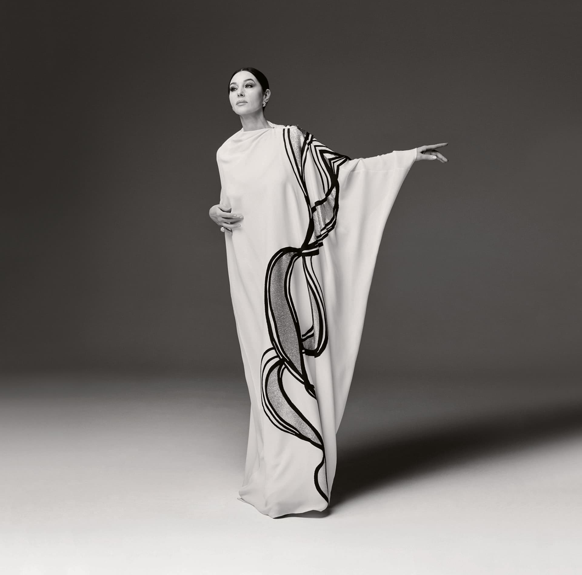 Monica Bellucci en la portada de Harper’s Bazaar Russia 2022 — 5
