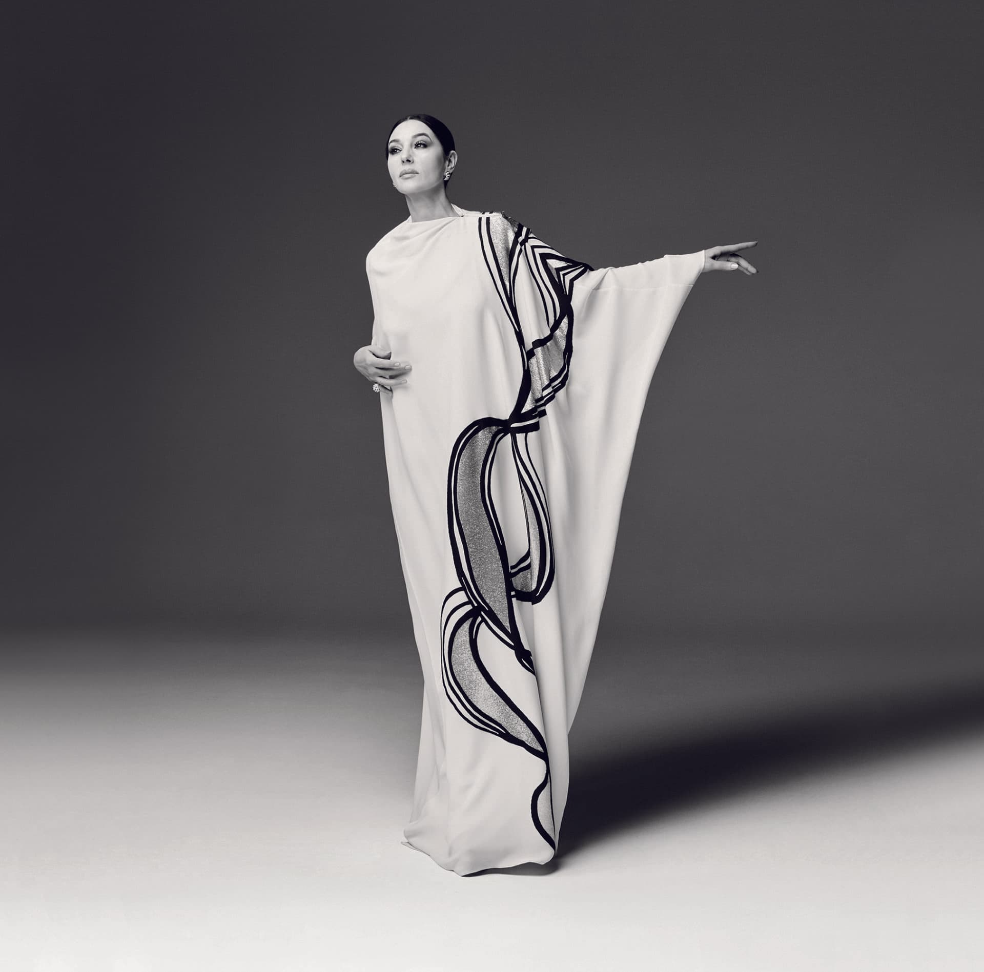 Monica Bellucci on the cover of Harper's Bazaar Russia 2022 — photo 5