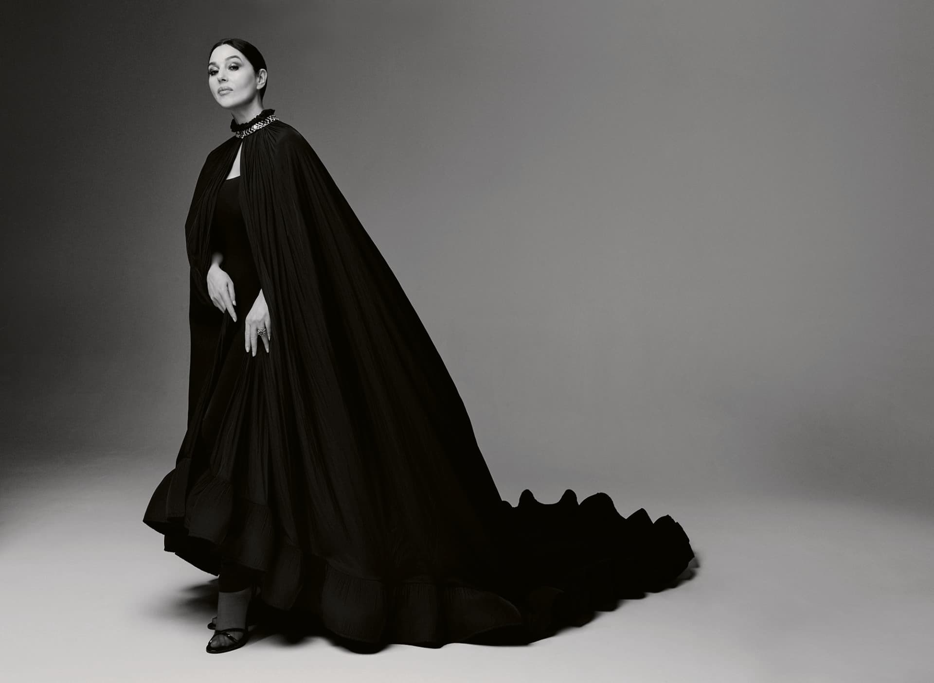 Monica Bellucci en la portada de Harper’s Bazaar Russia 2022 — 6