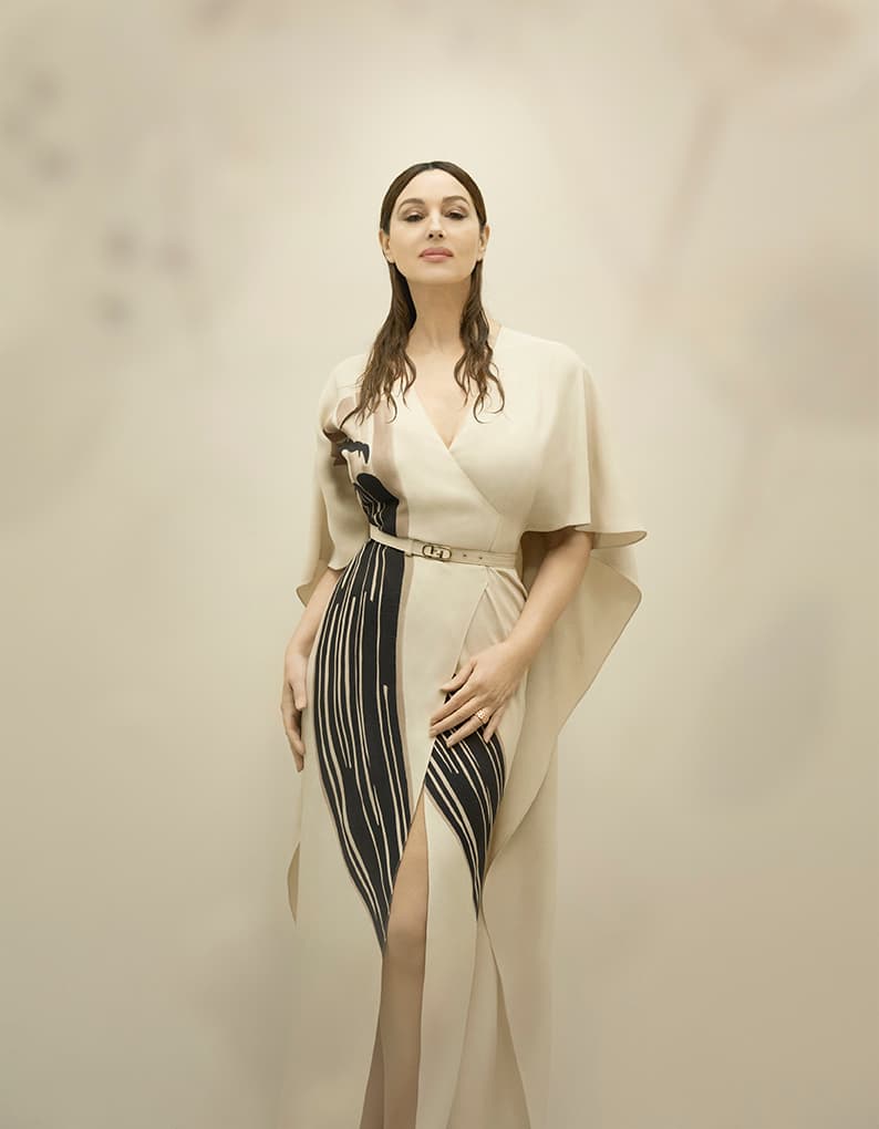 From Malèna , the female star is hailed as the beauty symbol of Italy. Mentioning Monica Bellucci, people will remember her stunning beauty first. The female star is not sad about it, "Beauty is a gift of life, I have no complaints about that".
