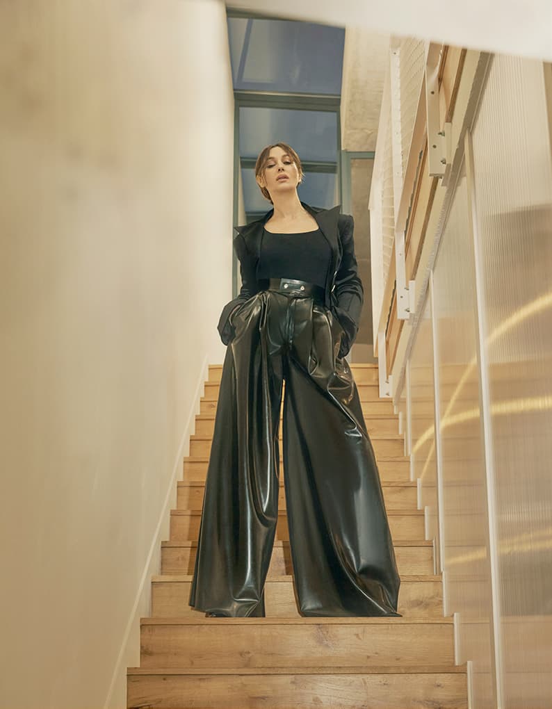 As a beauty monument, Monica Bellucci used to be the muse of many designers. Now her daughter, Deva Cassel, continues her mother's fashion career. She performed for Dolce & Gabbana Alta Moda Venezia 2021 . But Monica Bellucci calmly said: “I don't impose any expectations on her. I just want Deva to be happy with her choices.”