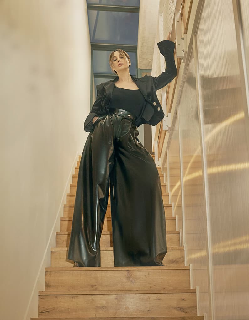After decades of artistic activity, Monica Bellucci is still beautiful and full of energy. “Inner beauty is still important to me,” she said. Today, calmness and maturity are also beauty.” Monica Bellucci "respects the passing of time".