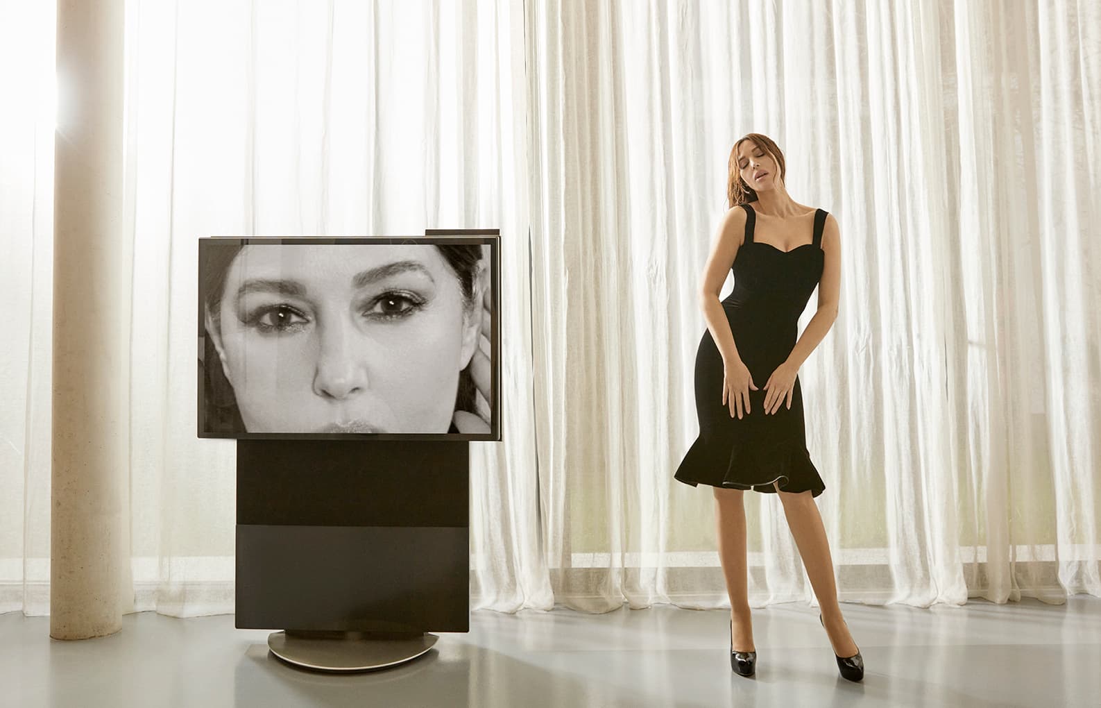 Deep inside, Monica Bellucci describes herself as "a typical Italian woman: loving her family, respecting everyone and full of patience". The artists she admires are all Italian stars like Sophia Loren, Claudia Cardinale, Anna Magnan...