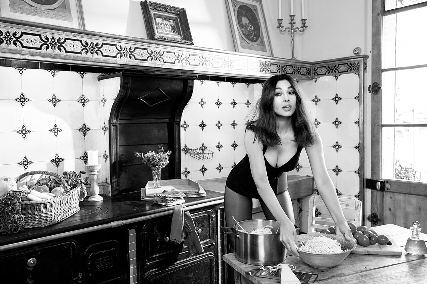 The actress also remembers the adrenaline distilled by the cinema of that decade. "It was the great period of the Kassovitz, Kounen, Noé. We were young, transgressive and full of energy", she underlines as if to signify her attachment to this clan. However, the actress who has shot around sixty feature films claims not to belong to any cinema family, having always oscillated between auteur films and global blockbusters, citing Malèna, Matrix and Asterix and Obélix as well as La Passion of Christ,thanking in the same way Philippe Garrel, Sam Mendes or Emir Kusturica. From her native Italy, she also says that she has kept a volcanic temperament and an instinct on edge "which however softened a lot in France. I learned the French art of mastery", she adds in laughing. Besides, it's time to fly away. Direction Rome and its cinematic destiny. Forward Monica!