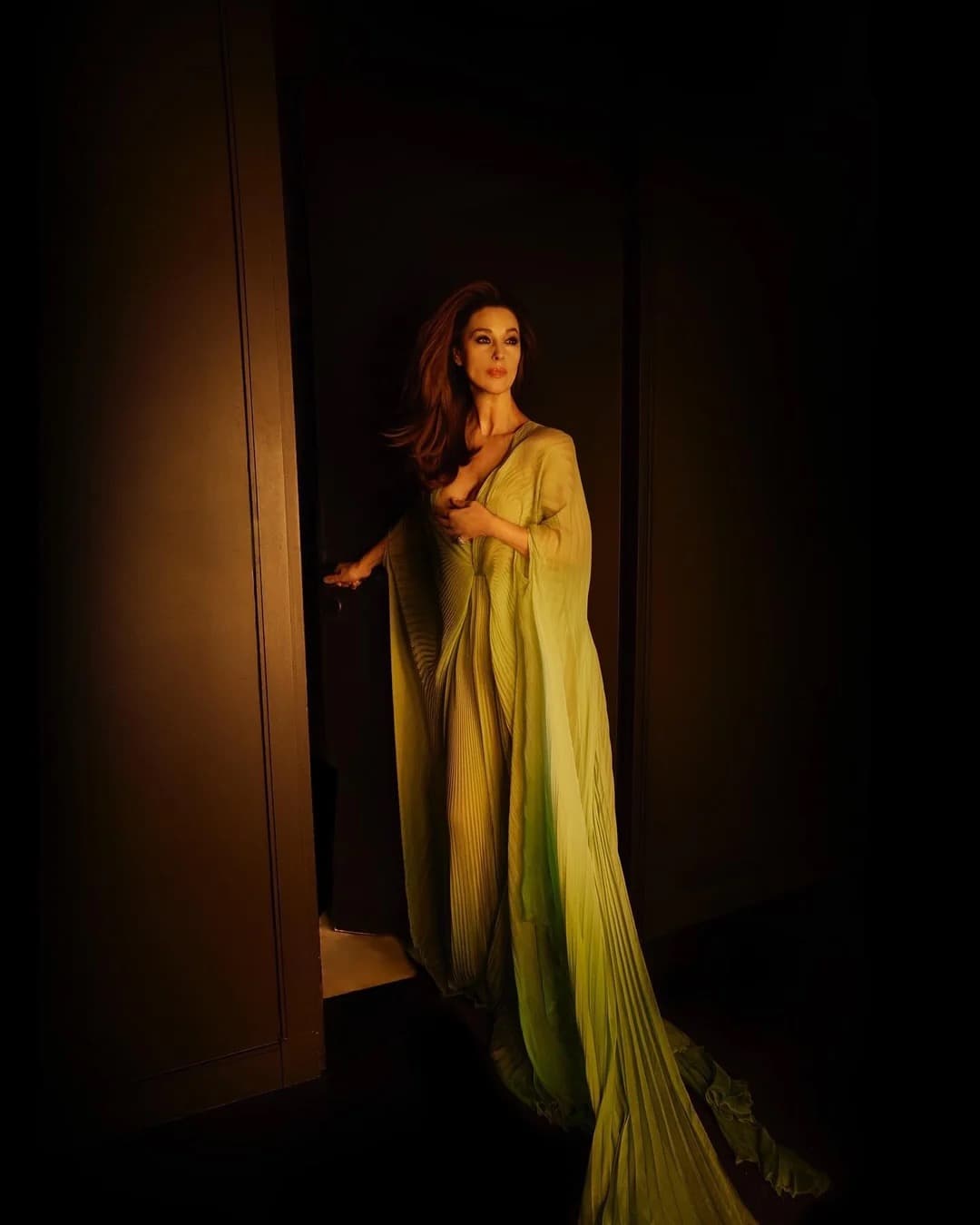 Photographer Jesús Isnard captures Bellucci with a restrained, intimate visual language for TELVA’s January 2025 issue.