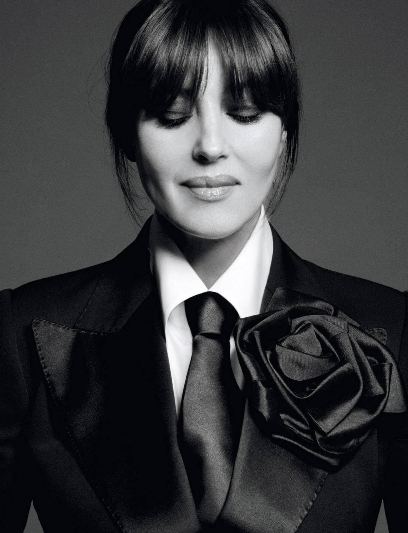 A striking Numéro portrait shaped by graphic contrast, direct gaze and Bellucci’s cinematic sensuality.