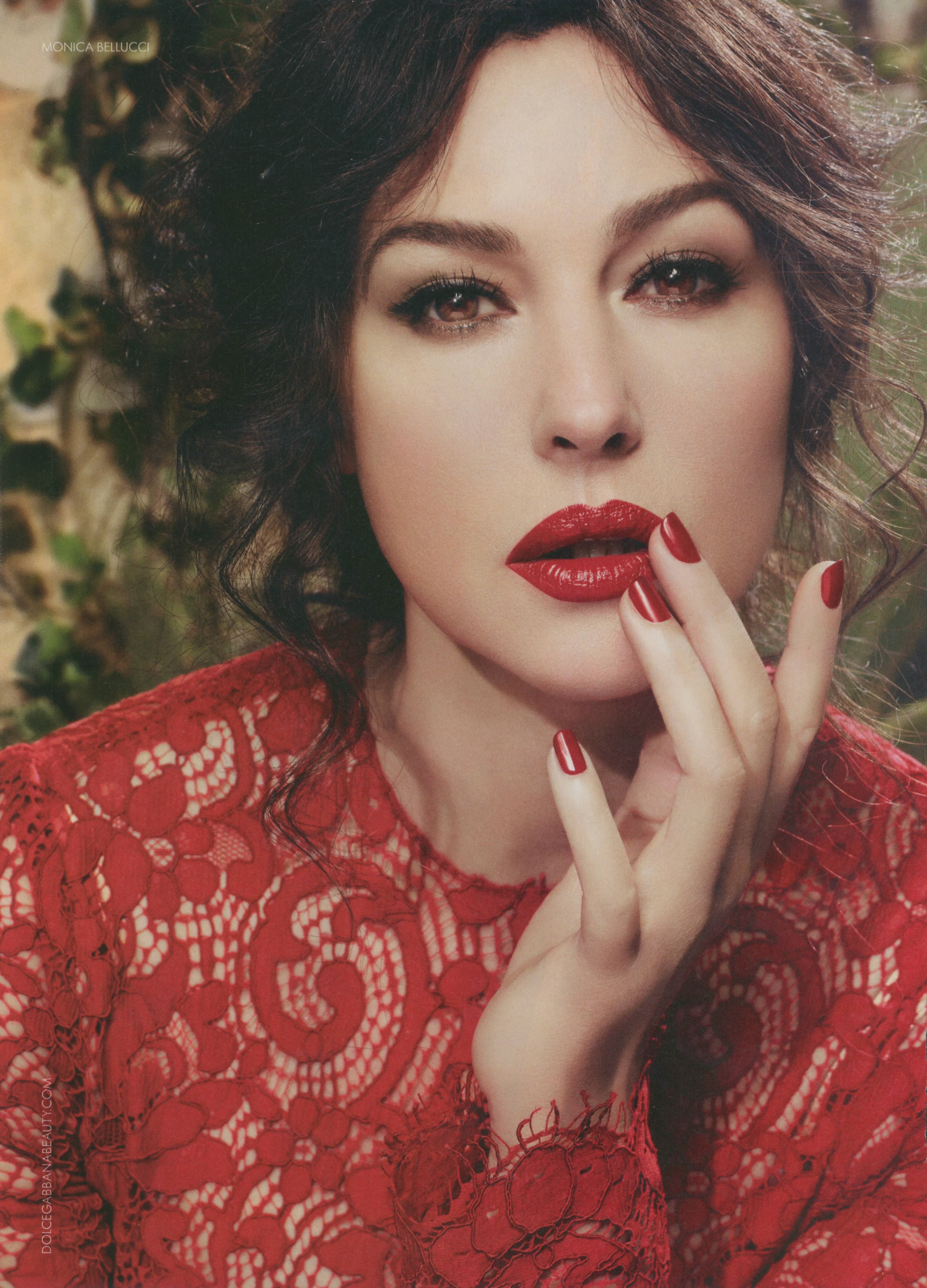 Monica Bellucci's Gorgeous Red — photo 6